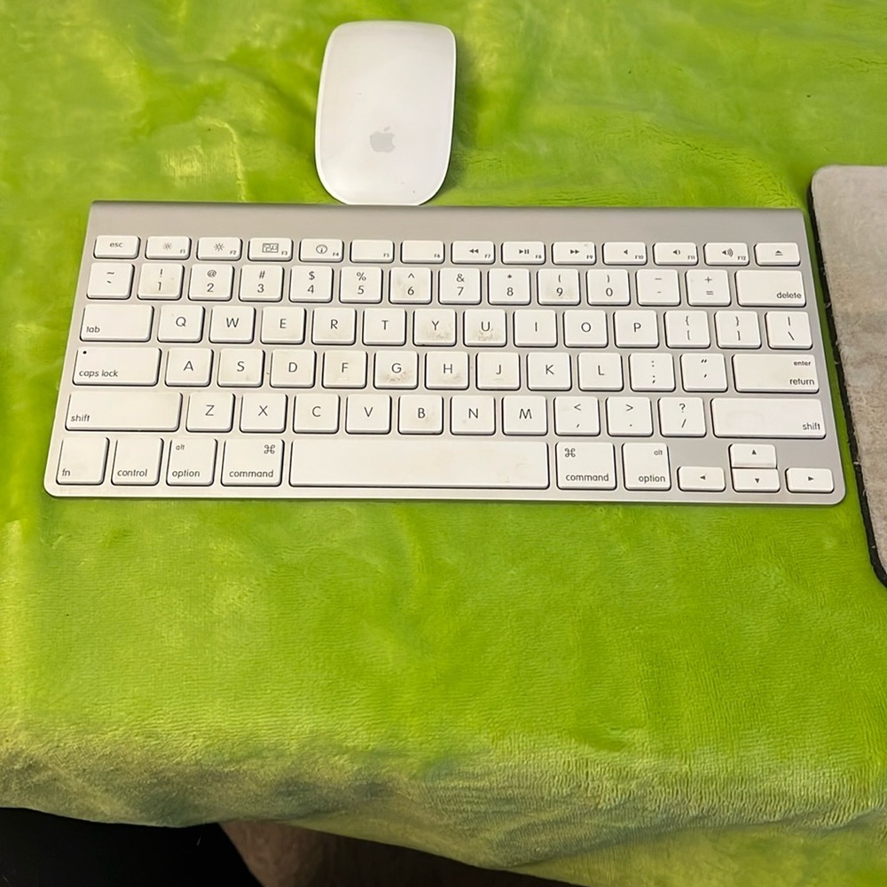 Apple Keyboard and Mouse Bundle EUC